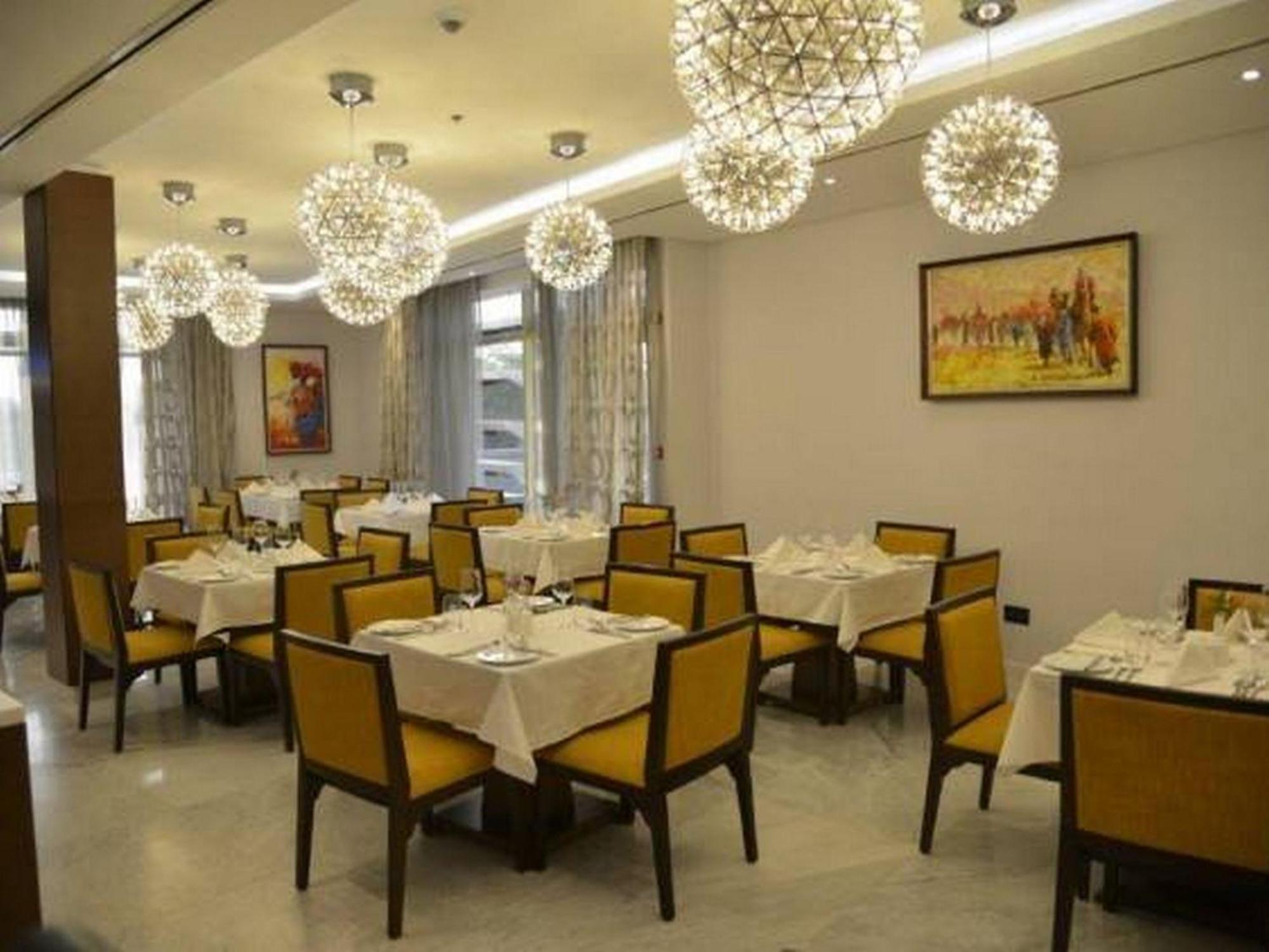 Room In Lodge - The Envoy Hotel And Suites 아부자 외부 사진