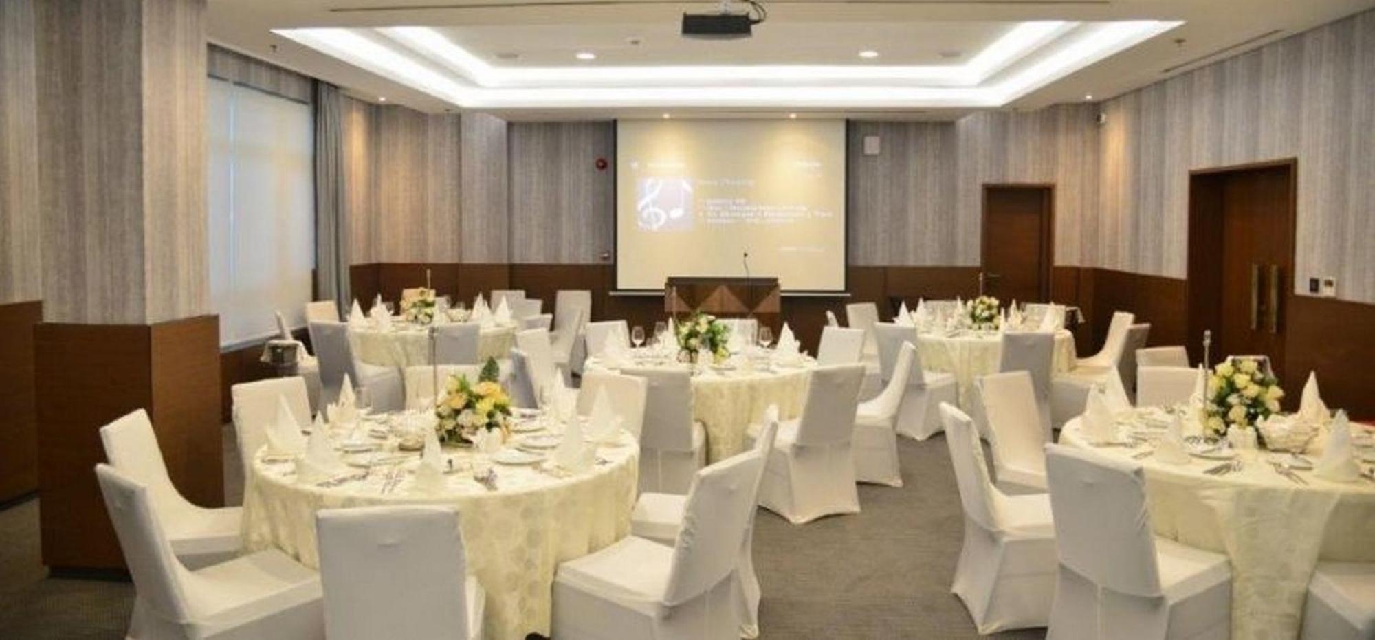 Room In Lodge - The Envoy Hotel And Suites 아부자 외부 사진